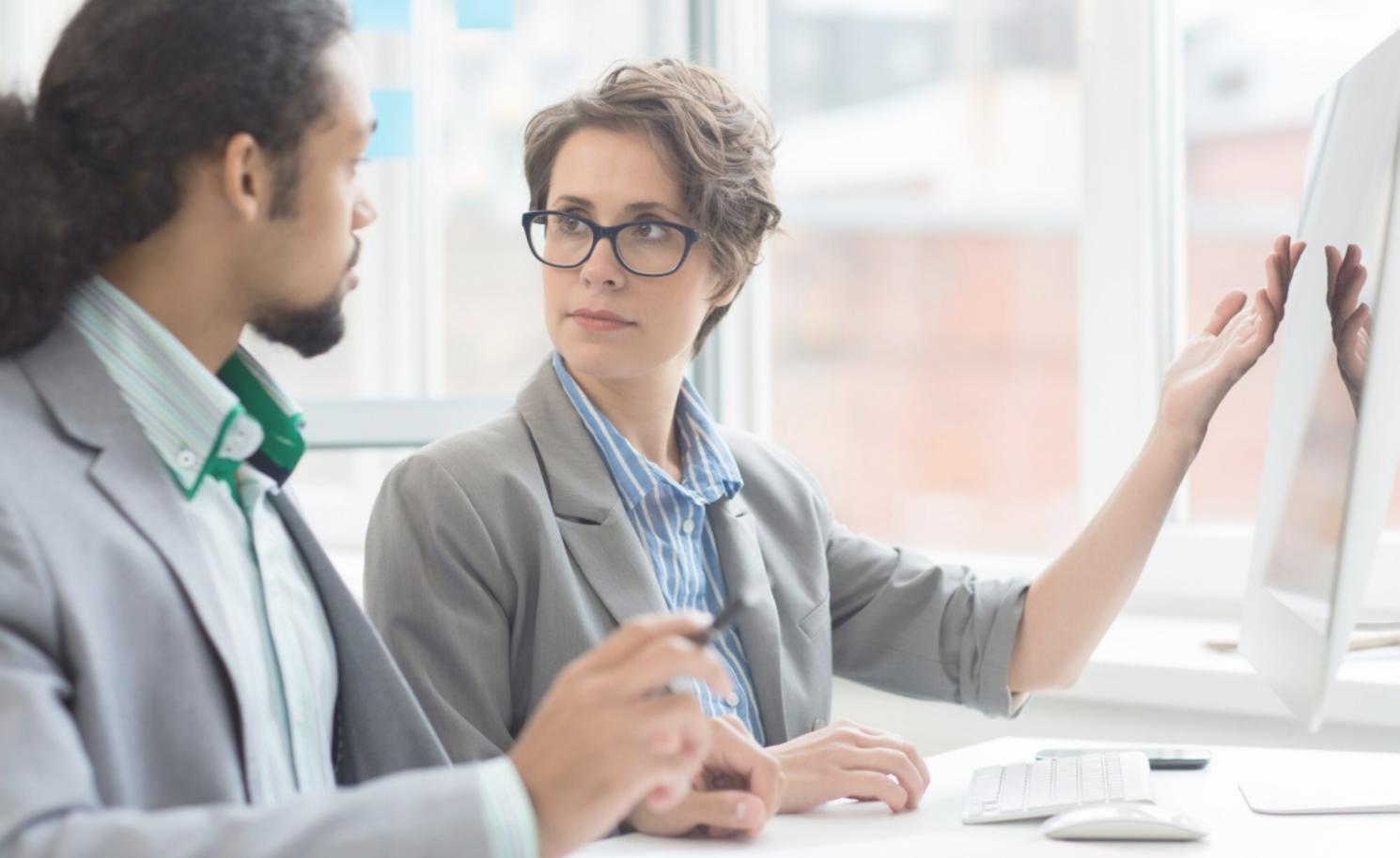 Entrepreneur travaillant sur sa stratégie de développement commercial